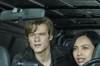 MacGyver – MacGyver (Lucas Till, l.) und Desi (Levy Tran, r.)