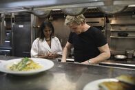 In Teufels Küche mit Gordon Ramsay – Gordon Ramsay (r.) besucht erneut das Restaurant "Lido", um zu überprüfen, ob seine Ratschläge befolgt wurden ...