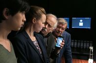 Rentnercops – Hui Ko (Aaron Le, l.), Vicky (Katja Danowski, 2.v.l.), Edwin (Tilo Prückner, 2.v.r.) und Günter (Wolfgang Winkler, r.) besprechen ihre Verhörstrategie.