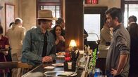Justified – Raylan Givens (Timothy Olyphant) und Bartender Jamie (Jamie Love)