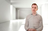 Der Autokraten-Code – Der KI-Politiker Maximilian Weber sieht sich als besserer Politiker. "Ich bin frei von menschlichen Schwächen und Emotionen. Ich bin logisch, rational und ich bin effizient. Ja, ich denke, ich kann Bundeskanzler werden.", so der KI-Politiker im Interview.