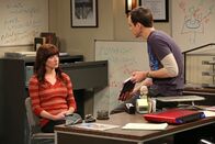 The Big Bang Theory – Ein Gespräch zwischen Alex (Margo Harshman, l.) und Sheldon (Jim Parsons, r.) bringt Sheldon große Probleme ein ...