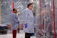 Chicago Med – Chicago Med Staffel 5 Folge 4 Im Gespräch mit einer Patientin in Quarantäne: S. Epatha Merkerson als Sharon Goodwin, Oliver Patt als Dr. Daniel Charles Copyright: SRF/NBC Universal