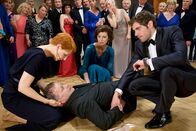 In aller Freundschaft – Dr. Roland Heilmann (Thomas Rühmann, liegend) bricht auf dem Ärzteball zusammen. Seine Frau Pia Heilmann (Hendrikje Fitz, li.), Prof. Dr. Karin Patzelt (Marijam Agischewa, mi.) und Dr. Niklas Ahrend (Roy Peter Link, re.) sind sofort bei ihm. Roland spielt seinen Zustand herunter, doch allen ist klar: Er muss sofort in die Sachsenklinik.