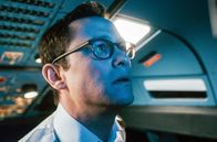 Code 7500 – Pilot Tobias (Joseph Gordon-Levitt) verfolgt über den Bildschirm, wie Entführer die Besatzung und Passagiere der Maschine in ihre Gewalt bringen.