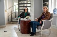 SOKO Potsdam – Tamara Meurer (Anja Pahl, r.) und Pauline Hobrecht (Agnes Decker, l.) sind in der Anwaltskanzlei des Ehemanns der Toten und wollen ihn zu seinem Alibi befragen.