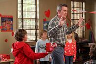 The Middle – Mike (Neil Flynn) verplappert sich bei der Mutter von Bricks neuem Schwarm und plötzlich weiß die ganze Klasse über Bricks Gefühle Bescheid ...