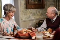 Young Sheldon – Meemaw (Annie Potts, l.); Dr. Sturgis (Wallace Shawn, r.)