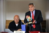 Um Himmels Willen – Gerichtsverhandlung: Bürgermeister Wöller (Fritz Wepper, r.) und sein Spezi Huber (Wolfgang Müller) sitzen auf der Anklagebank. Sie haben angeblich den Vorgarten des Oppositionsführer Lehmann verwüstet und dessen heißgeliebten Gartenzwerg zerstört.