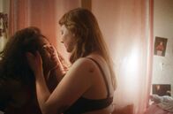 Störenfrieda – Das lesbische Paar Ava (Katharina Abel, re.) und Sascha (Massiamy Diaby, li.) lebt im Ruhrpott in einer Art geschlossenen Welt.