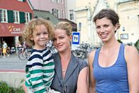 Lilly Schönauer - Weiberhaushalt – Lucy (Anna Rot, rechts) unterstützt Eva (Mira Bartuschek) bei ihrem Projekt und kümmert sich auch um deren kleinen Sohn Jonathan (Felix Staudigl).