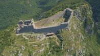 Verflucht - Große Legenden der Geschichte – Das Château de Montségur - Im 13. Jahrhundert ist die Festung der letzte Zufluchtsort der Katharer. Für die katholische Kirche gelten sie als Ketzer. Nach einer Belagerung durch die Truppen des Papstes sterben mehr als 200 Katharer auf dem Scheiterhaufen. Seither scheint ein Fluch auf dem Ort zu liegen.