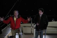 How I Met Your Mother – Während Robin und Marshall zum ersten Mal einen Abend miteinander verbringen und sich nicht viel zu sagen haben, unternimmt Ted (Josh Radnor, r.) mit Zoeys Ehemann (Kyle MacLachlan, l.) einen Segeltörn - mit ungeahntem Ende ...
