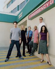 Scrubs - Die Anfänger – (1. Staffel) - Das Team des Sacred Heart Hospitals: John Dorian (Zach Braff, l.), Elliot (Sarah Chalke, 2.v.l.), Dr. Bob Kelso (Ken Jenkins, 3.v.l.), Turk (Donald Faison, 3.v.r.), Dr. Phil Cox (John C. McGinley, 2.v.r.) und Carla Espinosa (Judy Reyes, r.) ...