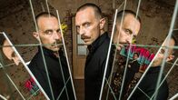 Tatort – Vielschichtige Persönlichkeit: Aktionskünstler Zoltan Rajinovic alias G.O.D. (Aleksandar Jovanovic) wird verehrt, auch von Prof. Karl-Friedrich Boerne (Jan Josef Liefers, rechts im Hintergrund).