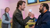2 unter Millionen – Mehmet (Kailas Mahadevan, re.) ahnt nicht, dass Henry (Oliver Mommsen) Millionär ist.
