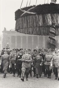 Countdown zum Zweiten Weltkrieg – 1939: Hitler mit Himmler und Goebbels am 1. Mai in Berlin.