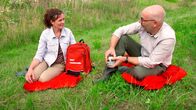 alpha-expedition: Wunderschön! – Am Ufer der renaturierten Emscher macht Anne Willmes (links) ein Picknick mit Gunnar Jakobs von der Emschergenossenschaft.