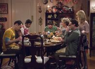 The Big Bang Theory – Ein Stromausfall im Haus von Mrs. Wolowitz führt dazu, dass die Freunde ein letztes Familienessen zu ihren Ehren veranstalten: Bernadette (Melissa Rauch, r.), Howard (Simon Helberg, 3.v.l.), Sheldon (Jim Parsons, l.), Leonard (Johnny Galecki, 2.v.r.), Penny (Kaley Cuoco, 3.v.r.) und Raj (Kunal Nayyar, 2.v.l.) ...