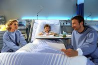 Der Bergdoktor – Hans Gruber (Heiko Ruprecht, r.) besucht Jonas (Fabian Elias Huber, m.) im Krankenhaus. Auch Susanne (Natalie O’Hara, l.) sitzt am Bett ihres Sohnes.