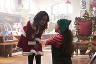 Man Seeking Woman – Vicki Claus (Robin Givens, l.)