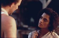 Angel Heart – Die schöne Epiphany (Lisa Bonet, r.) versteckt mehr vor Harry Angel (Mickey Rourke, l.),