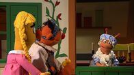 Sesamstraße – Bert (l.) und Ernie (m.) bei der von Finchen gespielten Frau Holle (r.)