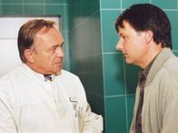 In aller Freundschaft – MDR Fernsehen IN ALLER FREUNDSCHAFT FOLGE 197, "Abhängigkeiten" Uhr. Prof. Simoni (Dieter Bellmann) schlägt andere Heilungstherapien für einen Patienten vor als der Hausarzt Matthias Zeller (Klaus Schreiber) und merkt, dass es hier ganz andere Fakten eine Rolle dafür spielen...