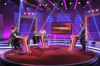 Meister des Alltags – Moderator Florian Weber stellt in seinem SWR Wissensquiz die Alltagstauglichkeit seiner prominenten Kandidaten auf die Probe. „Meister des Alltags“ spendet seinen Gewinn einem guten Zweck. v.li.: Enie van de Meiklokjes, Bodo Bach, Alice Hoffmann, Wigald Boning und Florian Weber.