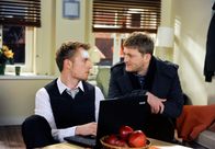 Rote Rosen – ARD ROTE ROSEN FOLGE 1496 Uhr im ERSTEN. Robin (Niklas Osterloh, l.) zögert, als Sönke (Bo Hansen, r.) ihn zu einem Familientreffen einlädt.