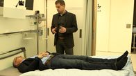 SMS - Schwanke meets Science – So wie Karsten Schwanke (liegend) müssen die Probanden 60 Tage am Stück liegen. Stehend: Sportwissenschaftler Dr. Edwin Mulder.