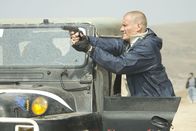 Diamond Dogs – Seit geraumer Zeit verdient der Ex-Elitesoldat Xander Ronson (Dolph Lundgren) sein Geld mit illegalen Straßenkämpfen. Als er Ärger mit den Behörden hat, kommt ihm der Deal mit dem Geschäftsmann Chambers gerade recht. Um eine kostbare Reliquie zu finden, bricht er mit einem Gefolgstrupp zu einer gefährlichen Expedition in die äußere Mongolei auf ...