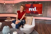 red. – Moderatorin Annemarie Carpendale präsentiert ...
