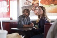 Baskets – Wie werden Chip (Zach Galifianakis, l.) und Martha (Martha Kelly, r.) reagieren, wenn Christine ihnen offenbart, wofür sie das Geld vom Hausverkauf ausgegeben hat?