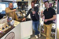 Tobis Städtetrip – Tobias Kämmerer (mi.) mit Jürgen Baumann (li.) und Jochen Röthele (re.) im Genusskontor.