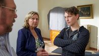 SOKO Wismar – Ewald Simonis (Heinz Werner Kraehkamp, l.) will seine Zelte in Wismar abbrechen und mit seiner neuen Frau Nadja nach Australien auswandern. Alle Sachen sind gepackt, für die Nachbarn gibt es zum Abschied eine Trödelparty. Auf der tauchen unvermutet Ewalds Ex-Lebensgefährtin Carola Behr (Ramona Kunze-Libnow, M.) und sein Sohn Timo (Daniel Michel, r.) auf. Die beiden sind mit Ewalds Plänen so gar nicht einverstanden.