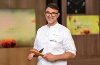 ARD-Buffet – Zu Tisch, es gibt feinen Fisch mit geschmortem Orangen-Chocoree und Nüssen! Wie das gelingt zeigt der Hamburger Gastronom Tarik Rose im ARD-Buffet zu.