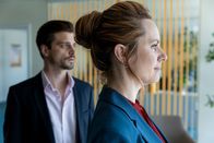 Neumatt – Die Chefin fordert Sofortlösungen: Julian Koechlin als Michi Wyss, Anna Pieri Zuercher als Regula Kieser