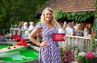 Verstehen Sie Spaß? – Für die Sommerausgabe von „Verstehen Sie Spaß?“ meldet sich Barbara Schöneberger diesmal aus dem idyllischen Bergdorf Bader Alm im Schwarzwald.
