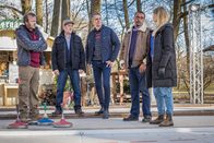 SOKO München – Resi Schwaiger (Mersiha Husagic, r.) und Franz Ainfachnur (Christofer v. Beau, 2. von r.) treffen auf "Die drei Eiszapfen": Pit Gruber (Max Schmidt, l.), Josef Aschinger (Jürgen Tonkel, 2. von l.) und Robert Naumann (Robert Lohr, M.).