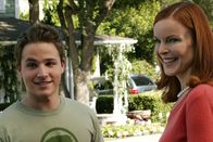 Desperate Housewives – Andrew (Shawn Pyfrom, l.) spielt seiner Mutter Bree (Marcia Cross, r.) vor, Mitleid zu haben, doch in Wahrheit plant er, sich an ihr zu rächen ...