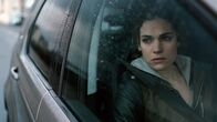 neoriginal: Undercover – Kim De Rooij (Anna Drijver) hat mit dem Fall abgeschlossen: Der Deal ist geplatzt, Ferry Bouman über alle Berge.