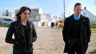 Elementary – Kitty (Ophelia Lovibond, l.) steckt in Schwierigkeiten: Um sie vor einer tödlichen Bedrohung zu schützen, müssen Holmes (Jonny Lee Miller, r.) und Watson wieder zusammenarbeiten ...
