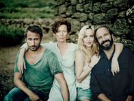 A Bigger Splash – Vier Urlauber, zwischen denen es heftig knistert: Paul (Matthias Schoenaerts), seine Geliebte Marianne (Tilda Swinton), die junge Penelope (Dakota Johnson) und ihr Vater Harry (Ralph Fiennes).
