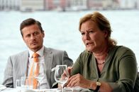 Donna Leon – Patrizia Minati (Suzanne von Borsody) und Barbieri (Roman Knizka) geben Brunetti einen wichtigen Hinweis.