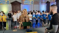 Die Superklasse – Fanny und Stefan überprüfen wer das Spiel Maßarbeit XXL gewonnen hat.