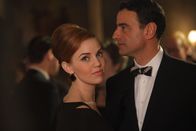 Pan Am – Übung macht den Meister und gerade dies hat Kate (Kelli Garner, l.) dringend nötig, um Alessandro (Vincenzo Amato, r.) zu überlisten ...