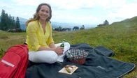 Wunderschön! (3sat) – Moderatorin Tamina Kallert beim Picknick auf der Stubalpe dort, wo die jungen Lipizzanerhengste des Staatsgestüts Piber im Sommer grasen.