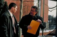 City by the Sea – L-R: Dave Simon (Anson Mount) und Vincent LaMarca (Robert De Niro) ist die Wichtigkeit des Umschlags bewusst. Was verbirgt er?