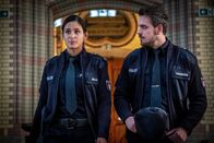 Notruf Hafenkante – Pfarrer Lucas wurde in seiner Kirche niedergeschlagen. Pinar (Aybi Era) und Kris (Marc Barthel) nehmen die Ermittlungen auf.